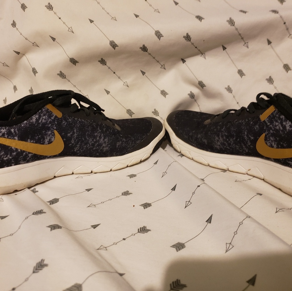 Nike Tennis Shoes